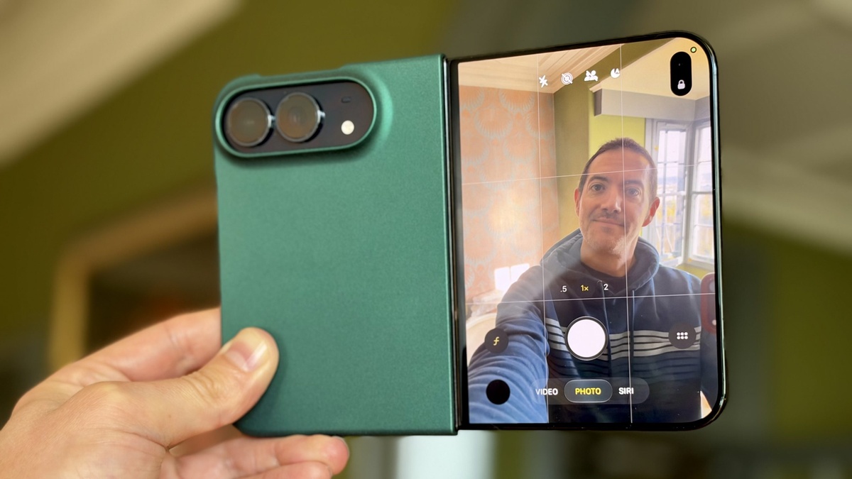 Apple iPhone Duo Features - Rear Camera Selfie Viewfinder