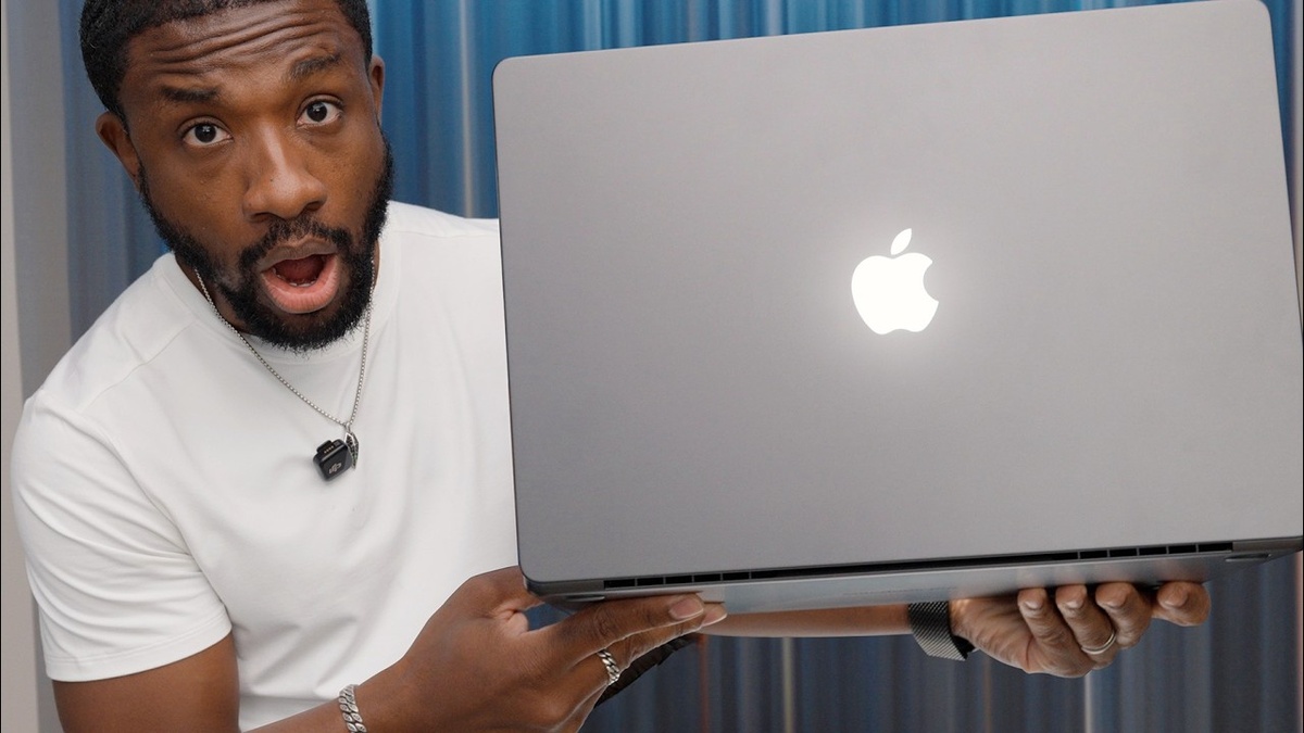 UrAvgConsumer Hands-On Review with MacBook Pro Glowing Apple Logo